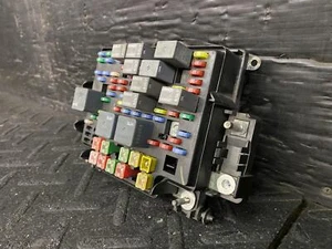 2003-2007 HUMMER H2 ENGINE MOTOR FUSE RELAY JUNCTION BOX - Picture 1 of 8