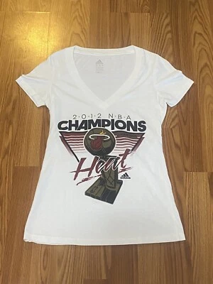 Camiseta Miami Heat Pequeña Mujer Blanca Adidas 2012 Campeones de la NBA Camiseta Cuello en V Foto 1 de 4