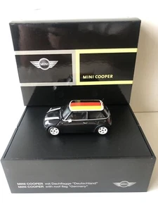 Modelo de distribuidor Minichamps Mini Cooper R50 1:43 - negro con bandera alemana ultra rara - Imagen 1 de 24