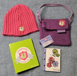 Lotto accessori bambola ragazza americana Innerstar University cappello borsa raccoglitore carte - Foto 1 di 12