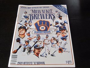 1989 Milwaukee Brewers Yearbook program Hank Aaron, Robin Yount,  on cover 