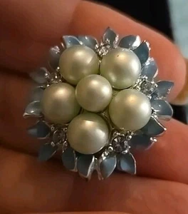 Pendientes de clip de diamantes de imitación y perlas azules bebé años 50 esmalte vintage tono plata  - Imagen 1 de 5