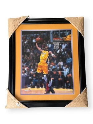 Foto autografiada firmada por Kobe Bryant 16x20 Dunking Lakers enmarcada 82/108 UDA Foto 1 de 4