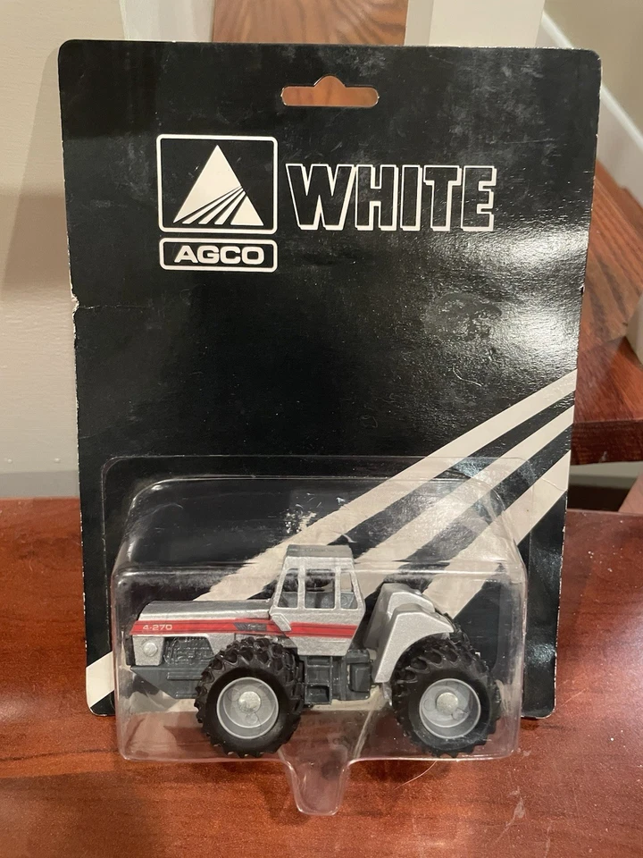 Tractor 4x4 blanco 1/64 4-270 con dobles, modelos a escala FU-0174 Foto 1 de 1