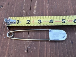 In-N-Out Sicherheitsschürze Pin Souvenir Mitarbeiter Uniform Merch Chrom - Bild 1 von 4