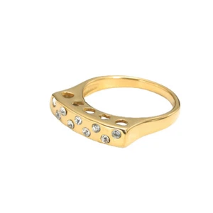 Anello in acciaio inox placcato oro 18 kt con zirconi geometrici scavati misura 6-13 - Foto 1 di 7