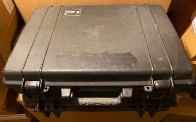 Estuche rígido para computadora portátil Pelican 1490 con almohadilla de espuma con arañazos Foto 1 de 4