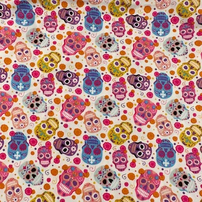 Calaveras de azúcar rosadas de 1 yarda florales sobre tela de algodón blanco suave por comprar Foto 1 de 4