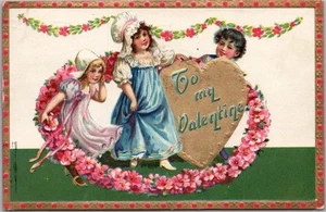 1911 Tuck's Día de San Valentín Postal en relieve Niñas en gorros/Guirnalda de flores - Imagen 1 de 2