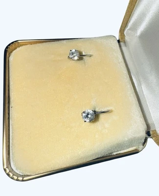 10K White Gold & 1/4CT White Topaz Leverback Pierced Earrings - Изображение 1 из 4