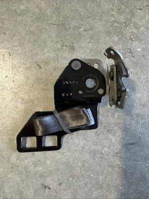 2020 - 2024 CHEVROLET SILVERADO 2500HD REAR CENTER SEAT UPPER LATCH OEM 84586674 - Image 1 of 3