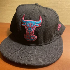 New Era HWC Harwood Classic WINDY CITY Chicago Bulls Black Hat 7 1/4 Fitted Pink - Picture 1 of 6