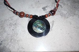 Kette, dreireihig mit Abalone-Perlmutt-Anhänger, neuwertig, ca. 50 cm lang - Bild 1 von 7