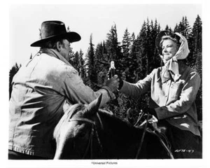 ROOSTER COGBURN grande alambicco originale 8x10 JOHN WAYNE & K. HEPBURN 1975 (p533) - Foto 1 di 1