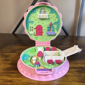 vtg. Polly Pocket cr. 1994 BIRTHDAY SUPRISE COMPACT mit Deko - Bild 1 von 8