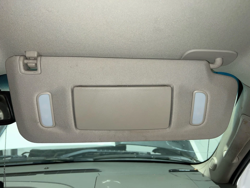 2007 - 2014 Chevy Silverado 2500HD Passenger RH Right Gray Illuminated Sun Visor Foto 1 de 3