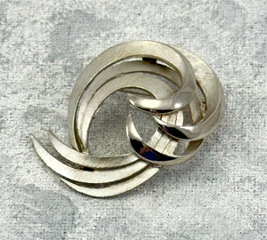 Broche Corona Trifari Tono Plata Texturizado y Suave Diseño Remolino Prendedor De Colección - Imagen 1 de 6