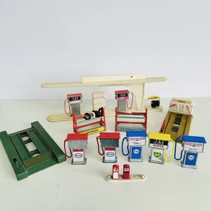 Media luna Matchbox vintage y otros modelos de gasolineras y bombas y porta neumáticos Dinky - Imagen 1 de 7