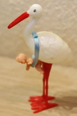 Storch Figur zur Geburt mit Baby, Höhe 9cm, Kunststoff, Vintage - Bild 1 von 2