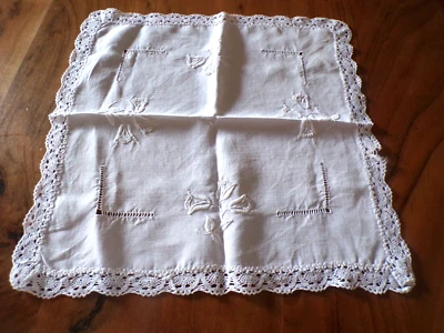 Napperon ancien en lin blanc avec broderies de fleurs et dentelle - Photo 1/4