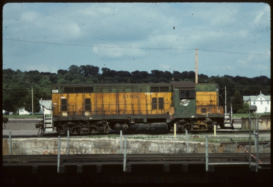 BH.B12.CNW273 Original Colour Slide CNW GP7R #4105 at Council Bluffs, IA 1995 — 第 1/1 张图片
