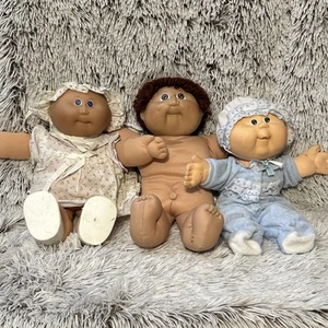 Juego/3 Muñecas de Colección Coleco Cabbage Patch Niños Cabello Marrón Calvo Verde Ojos Azules - Imagen 1 de 18