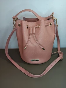 Katie Loxton Kordelzug Eimer veganes Leder Crossbody Schulter Handtasche neu Etikett - Bild 1 von 21