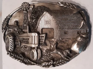 Gürtelschnalle Traktor Scheune Bauernhof Szene 1981 Bergamotte Messing 3,25 grau - Bild 1 von 1