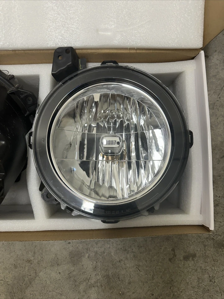 Faro de lámpara derecha halógeno de fábrica OEM 55112873AG para conductor Jeep Wrangler JL Foto 1 de 3