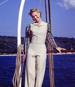Vintage Dia 50er Jahre schönes blondes Mädchen modelliert auf Yacht Wasserblick Schiff - Bild 1 von 3