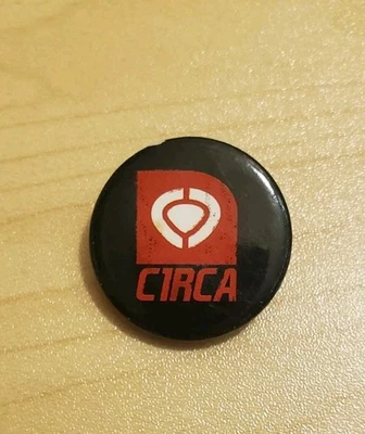 复古 Circa 鞋滑板标志别针 1.5 英寸翻领别针 — 第 1/2 张图片