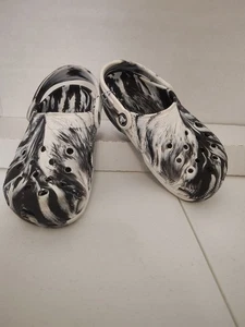 Crocs Kids Size 1 Gray And White - Picture 1 of 6