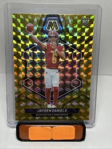 Mosaico Jayden Daniels 2024 Panini #302 amarillo reactivo - Imagen 1 de 2