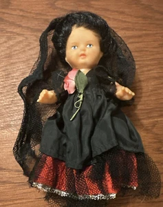 Antike Vintage Puppe 6 Zoll Kunststoff mexikanisches/spanisches Voodoo Mädchen im Kostüm - Bild 1 von 5