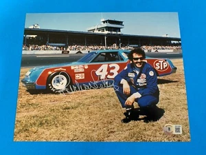FOTO firmada por Richard Petty NASCAR 8x10 Beckett BAS autenticada - Imagen 1 de 3