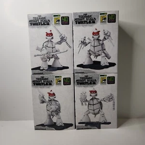 SDCC 2024 esclusivo TMNT SET PLAYMATES NICKELODEON TARTARUGHE NINJA bianco e nero - Foto 1 di 18