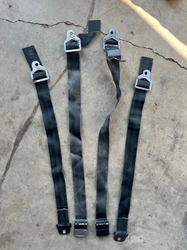 Cinturones de seguridad delanteros Ford Mustang 1964 1/2 1965, funcionan bien, necesitan ser limpiados Foto 1 de 1