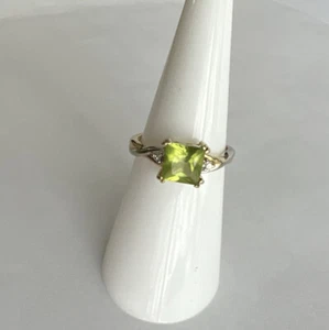 Vtg 10K Yellow & White Two Tone Gold Peridot Ring Size 5.75 Hallmarked AD (RT) - Picture 1 of 10