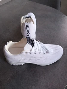 Biete nagelneue weiße Damen-Sportschuhe bzw. Sneakers. Top-Sitz! - Bild 1 von 2