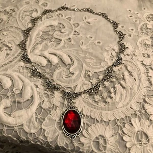 COLLAR CHARLOTTE FILIGRANA ESTILO VICTORIANO AC CRISTAL ROJO PLATA PL CHNS - Imagen 1 de 9