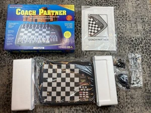 NUEVO tablero de ajedrez electrónico vintage 1995 Saitek Garry Kasparov Coach Partner - Imagen 1 de 23