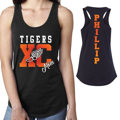 Camiseta sin mangas personalizada espejada Cross Country Team Mom Next Level ajustada espalda deportiva Foto 1 de 4