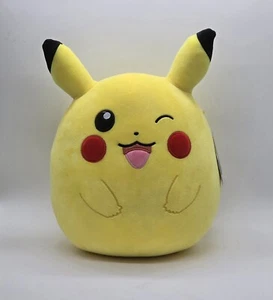 NUOVO Peluche Squishmallow Pokemon Pikachu ammiccante circa 12"  - Foto 1 di 12