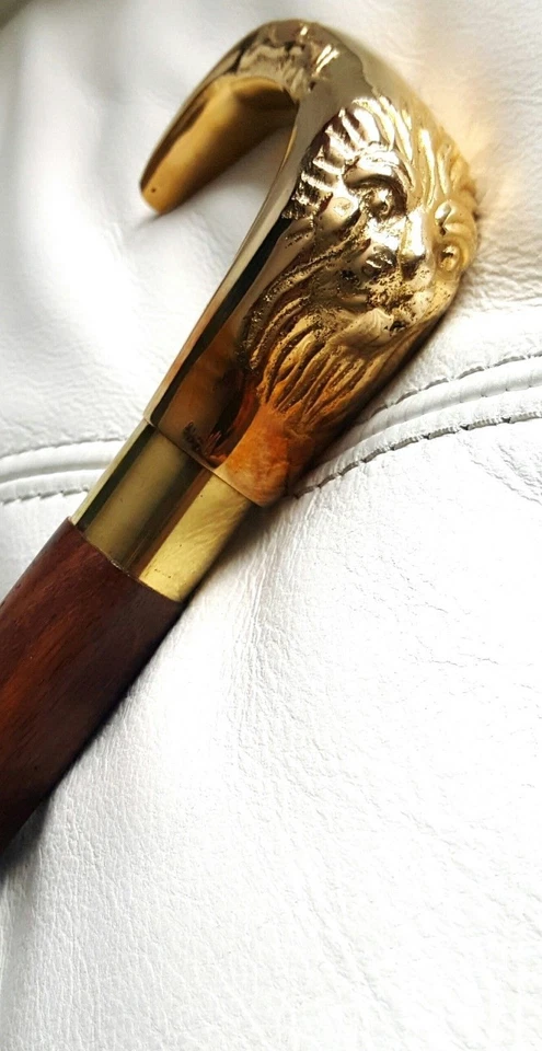 Bastón de madera marrón estilo clásico con mango de cabeza de león de latón hecho a mano Foto 1 de 4