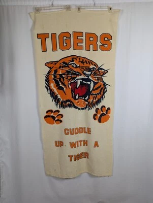 Toalha Cuddle Up With a Tiger Vintage Terry Bear Detroit LSU Clemson Auburn - Imagem 1 de 4