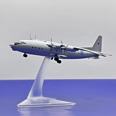 Antonov An-10 Soviet Air Force (Silver) | Reg: “18” (Blue) | 1:200 Scale Plastic - Image 1 of 4