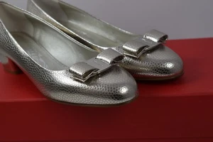 Nuevo en caja Salvatore Ferragamo Talla 7.5 C Vara Manta Brillo Gris Claro Logotipo de pantorrilla Zapatos de salón con arco - Imagen 1 de 18