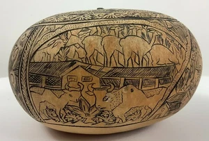 Peruanische Volkskunst handgeschnitzter natürlicher Kürbis 4,25" T x 2,25" H - Bild 1 von 6