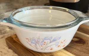 Vtg 1970s Pyrex Blue Iris pattern 1 Qt Casserole Dish with Glass Lid England - Picture 1 of 4