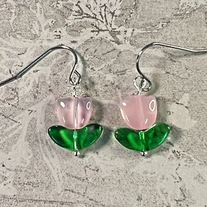 Orecchini pendenti tulipani/foglie verdi colore argento con gancio francese. Artigiano. S375 - Foto 1 di 2